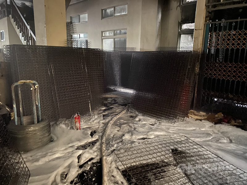 台中市太平區一間家具工廠4日發生火警,消防人員表示,到場時工廠冒出黑煙,且廠內有甲苯化學物品,火勢在下午4時多撲滅,初步調查1樓內部雜物起火燃燒,燃燒面積約60平方公尺。(台中市消防局提供)中央社記者蘇木春傳真 109年8月4日