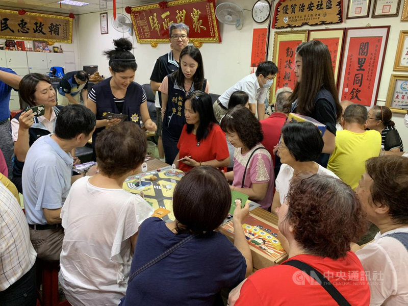 刑事局4日偕新北市警察局板橋分局舉辦防詐桌遊活動,由警察扮演詐騙被害人,現場20多名銀髮里民則分別扮演警察、銀行員和被害人親友,齊力阻止被害人上當匯款,創新宣導方式開拓警民視角。(刑事局提供)中央社記者黃麗芸傳真 109年8月4日