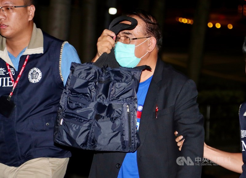 台北地檢署偵辦立委涉收賄案,約談6名前後任立委說明,立委廖國棟(右)1日前往北檢應訊。中央社記者張皓安攝 109年8月1日
