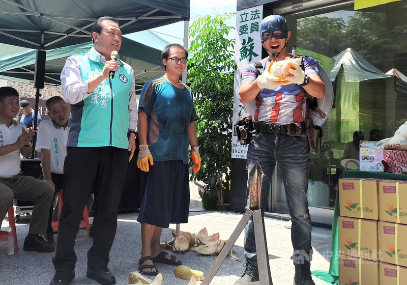 立委涉賄案,民進黨籍立委蘇震清(前左)4日被收押且遭黨停權,恐將牽動綠營在屏東的政治板塊。(蘇震清服務處提供)中央社記者郭芷瑄傳真 109年8月4日
