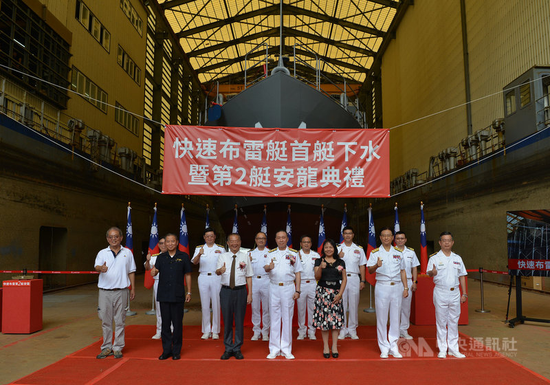 海軍4日在宜蘭龍德造船五廠舉行「快速布雷艇首艇下水暨第二艇安龍典禮」,見證國軍水面快速布雷及聯合防衛作戰能力進一步強化。海軍司令劉志斌上將(前排中)主持典禮。(國防部提供)中央社記者陳韻聿傳真 109年8月4日