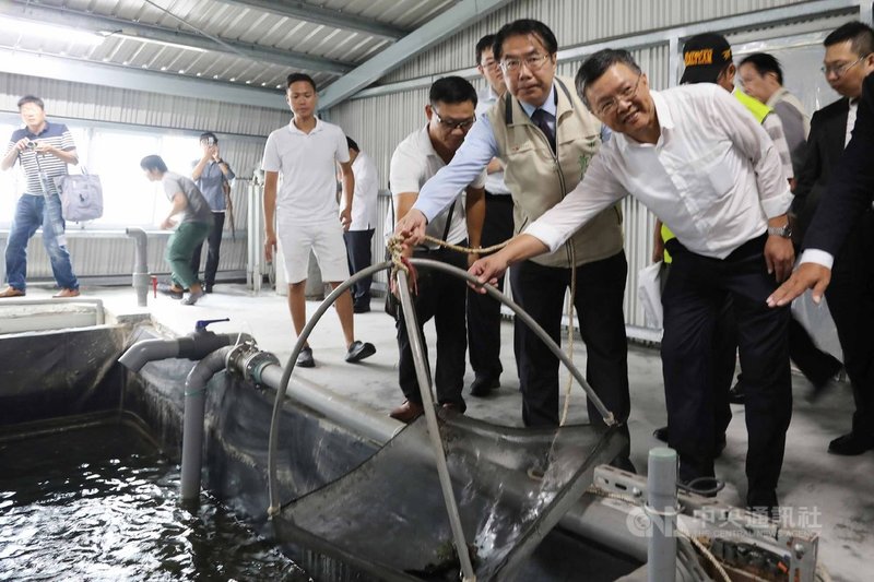 台鹽綠能與漁民合作在台南市北門區建立的智慧漁電共生溫室大棚及養殖數位分身示範基地」4日揭牌,董事長陳啟昱(前右)與台南市長黃偉哲(前右2)出席。中央社記者楊思瑞攝 109年8月4日