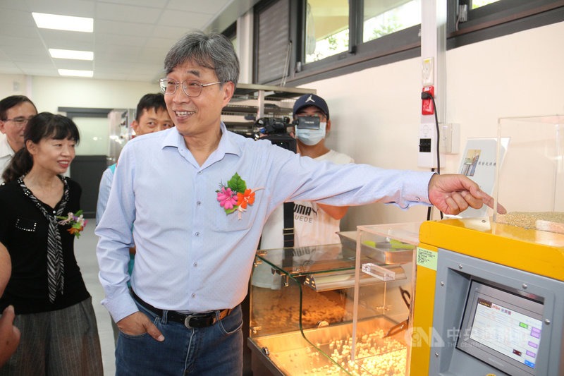 苗栗區農改場建置農產加值打樣中心4日揭牌營運,農委會副主委陳駿季(前)參觀內部設備,運作中的膨發乾燥機正將糙米製成米果,香氣四溢。中央社記者管瑞平攝 109年8月4日