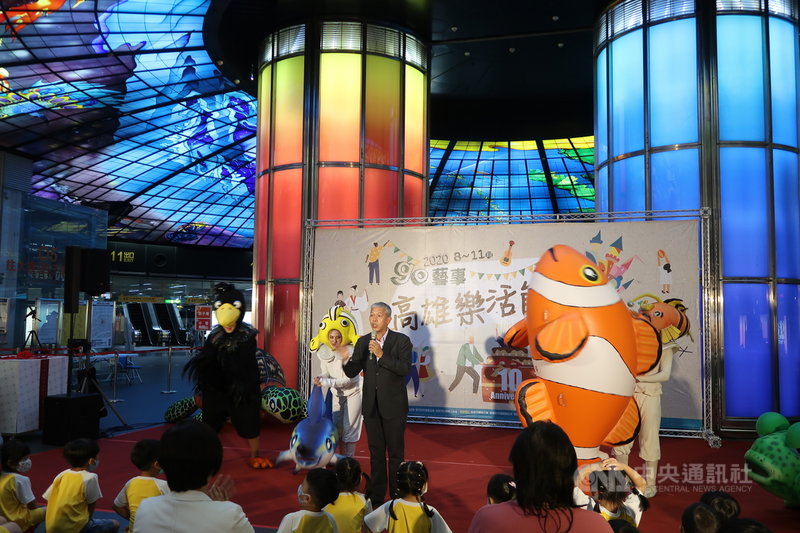 紙風車劇團將於8日、9日在高雄獻藝,演出「巫頂環遊世界」,團長任建誠(持麥克風者)4日出席2020高雄樂活節記者會,感謝立委趙天麟邀請演出。中央社記者王淑芬攝 109年8月4日