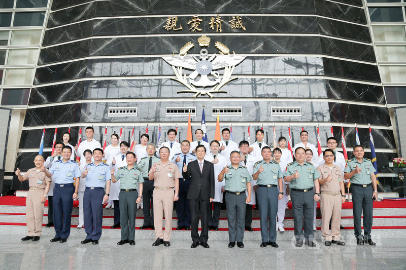 國防部4日舉行「國軍支援防疫有功人員表揚典禮」,由部長嚴德發(中)頒獎表揚,肯定官兵守護國人健康安全的無私奉獻。(軍聞社提供)中央社記者陳韻聿傳真 109年8月4日
