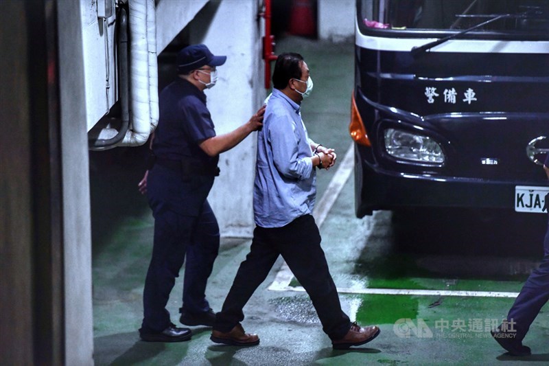 民進黨籍立委蘇震清(右)因涉及立委集體收賄案,4日被裁定羈押禁見並遭黨停權,這場風暴讓蘇家在屏東的政治勢力可說已遭撼動。圖為蘇震清晚間準備移送看守所。中央社記者王飛華攝 109年8月4日