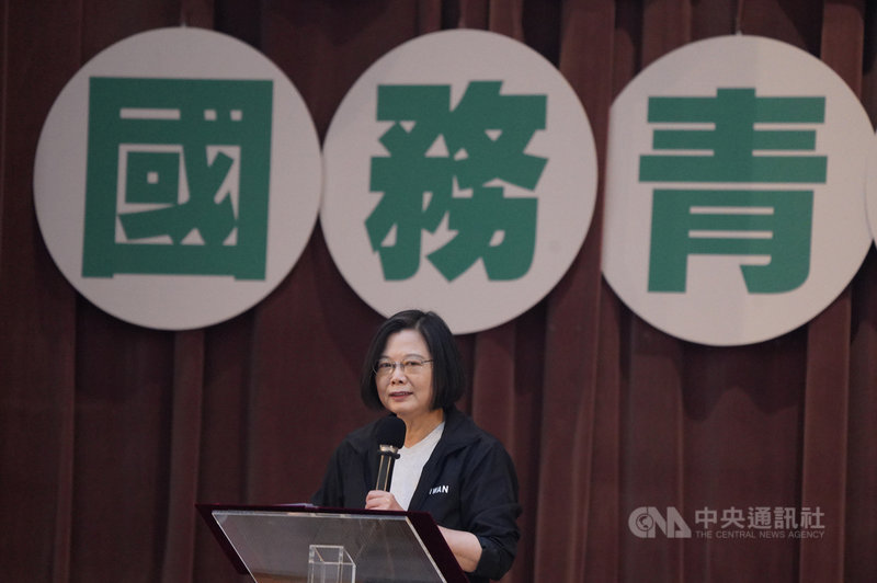 身兼民進黨主席的總統蔡英文4日上午出席民進黨主辦的「2020會做事!國務青旗艦營」結業式致詞,向學員分享民進黨的基本價值。中央社記者徐肇昌攝 109年8月4日