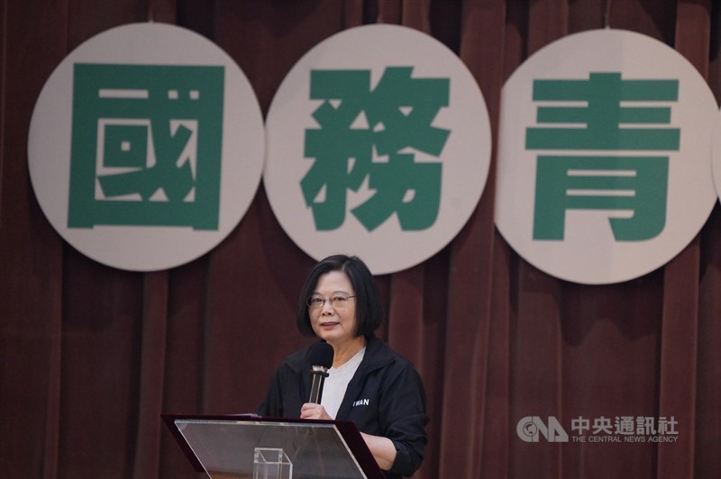 身兼民進黨主席的總統蔡英文4日上午出席民進黨主辦的「2020會做事!國務青旗艦營」結業式致詞,向學員分享民進黨的基本價值。中央社記者徐肇昌攝 109年8月4日