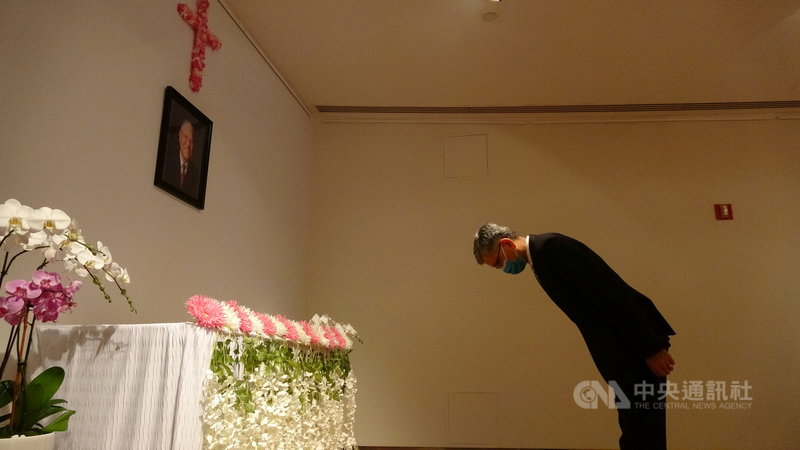 前總統李登輝辭世，駐紐約辦事處當地時間3日開放追思場所，處長李光章到場鞠躬致意。中央社記者尹俊傑紐約攝  109年8月4日