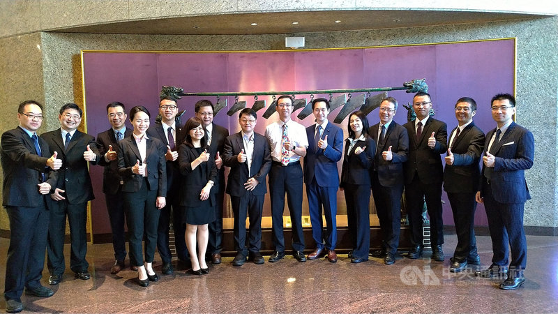 清華大學EMBA、MBA參加全國EMBA商管聯盟高峰會,在清華大學境外EMBA主任謝英哲(右6)、EMBA執行長林世昌(右7)、EMBA主任蔡昌憲(右8)指導下,參賽學生在在商管聯盟盃個案論劍項目奪冠、百勵盃個案競賽獲最佳團隊獎。(清華大學提供)中央社記者郭宣彣傳真 109年8月4日