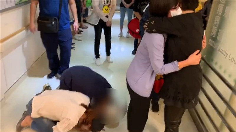 樹林分局員警楊庭豪2日出勤時,遭無照駕駛機車的少年撞倒重傷昏迷,涉肇事少年3日在媽媽陪同下到醫院向楊庭豪父母下跪道歉,頻說「楊媽媽對不起」。(民眾提供)中央社記者王鴻國傳真 109年8月3日