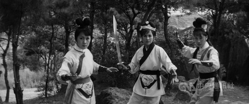 由國家電影及視聽文化中心修復的台語武俠經典片「三鳳震武林」,描述三姊妹失散多年後再聚首的復仇故事,將於「柏林台灣影展」播映。(國家電影及視聽文化中心提供)中央社記者王心妤傳真 109年8月4日