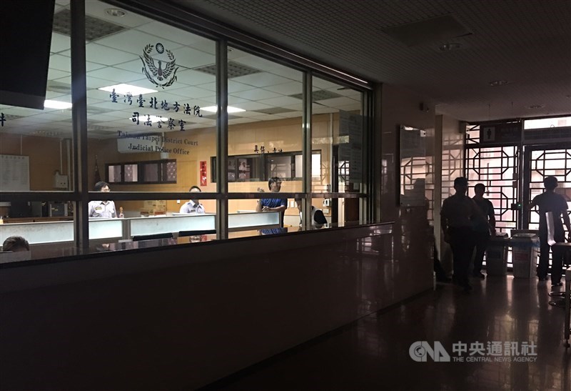 台北地院(圖)審理立委涉收賄案,經過馬拉松式開庭4日裁定7名被告羈押。承審法官朱家毅表示,審理此案的負擔較為沉重,每天只睡3到5小時,爭取時間,希望盡快做出裁定。(中央社檔案照片)