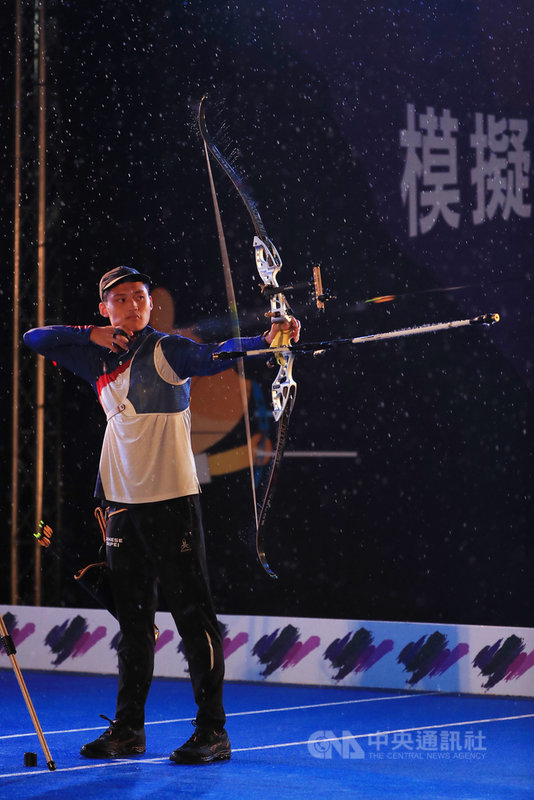 19歲男子射箭小將湯智鈞(圖),近2個月來狂瘦9公斤,整個人都小了一號,他透露,瘦身的秘訣是跟著老師雷千瑩一起吃,過去綽號叫湯包的他說,現在就像內陷湯汁都流乾的鍋貼。圖為4日模擬東京奧運對抗賽射箭項目,湯智鈞出賽。中央社記者吳家昇攝 109年8月4日