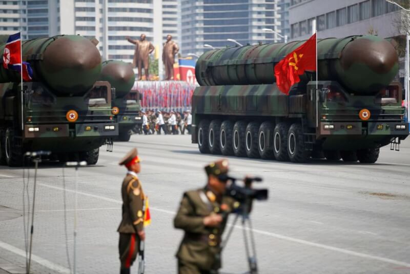 圖為2017年北韓閱兵典禮展示洲際彈道飛彈。（路透社）