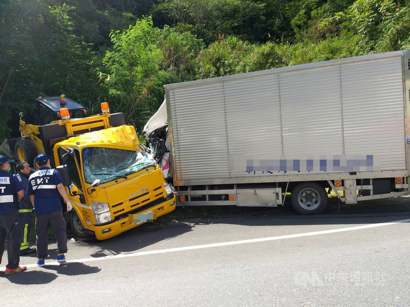 嘉義縣消防局5日上午獲報，嘉義縣番路鄉台18線公路34.4公里、阿里山公路觸口明隧道路段，一輛工程車與一輛廂型貨車發生車禍，造成2車駕駛受困車中。（消防隊提供）中央社記者蔡智明傳真  109年8月5日