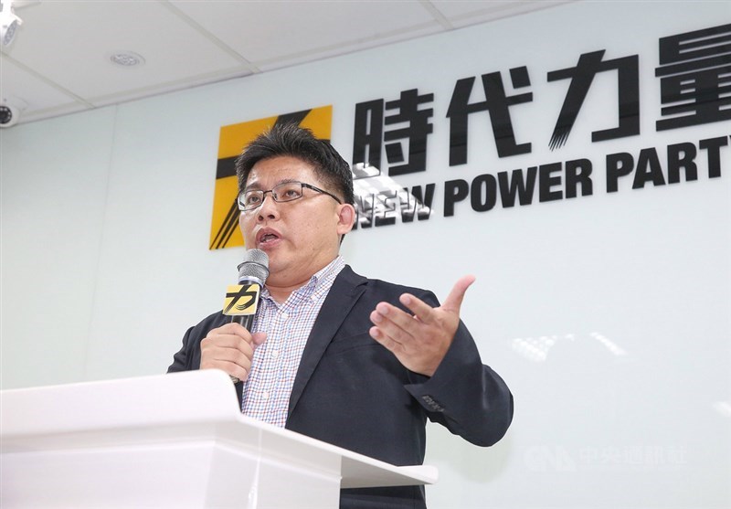 時代力量決策委員會全體委員通過總辭案,並決議由立法院黨團總召邱顯智(圖)於改選完成前,擔任時代力量對外發言代表。圖為邱顯智5日下午舉行記者會宣布徐永明退黨,並說明相關事宜。中央社記者郭日曉攝 109年8月5日