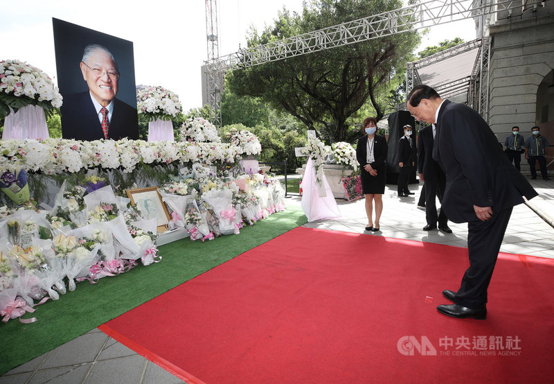 前總統李登輝辭世,享耆壽98歲。前副總統連戰(前右)5日上午前往台北賓館追思會場鞠躬致意,緬懷李登輝。中央社記者張新偉攝 109年8月5日
