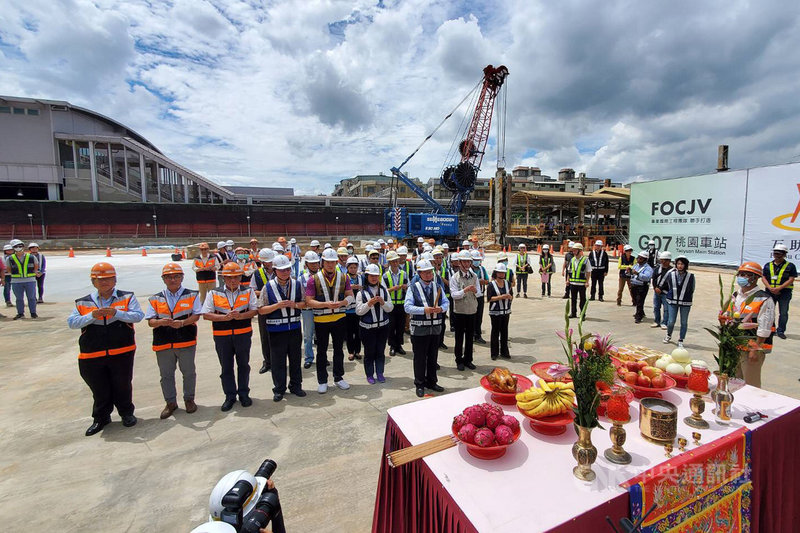 桃園捷運綠線G07站5日啟動連續壁工程,市府捷運工程局表示,施工採用「逆打工法」,由上而下一邊開挖一邊做結構體,比傳統工法穩定,結構體施工作業在覆蓋環境下,施工所產生噪音及震動對鄰近環境影響可減少。中央社記者吳睿騏桃園攝 109年8月5日