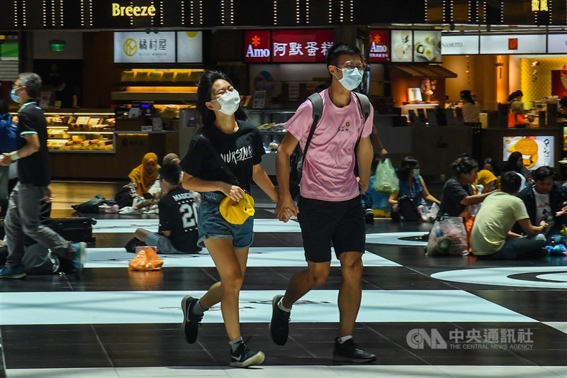 全球武漢肺炎（2019冠狀病毒疾病，COVID-19）疫情尚未趨緩，中央流行疫情指揮中心呼籲民眾仍應落實防疫政策。圖為民眾到台北車站，戴口罩防疫。中央社記者林俊耀攝　109年8月2日