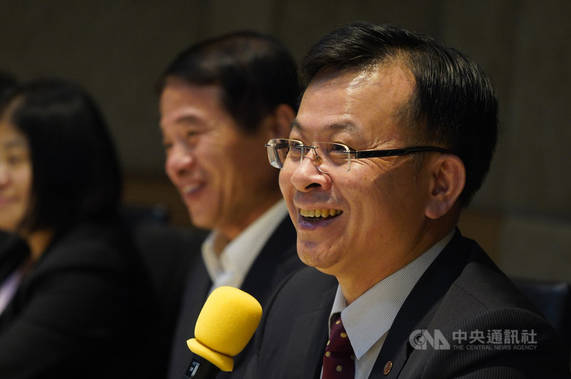 國家通訊傳播委員會(NCC)5日舉行記者會,主委陳耀祥(前)與副主委翁柏宗(右2)等出席,接受媒體提問。中央社記者徐肇昌攝 109年8月5日
