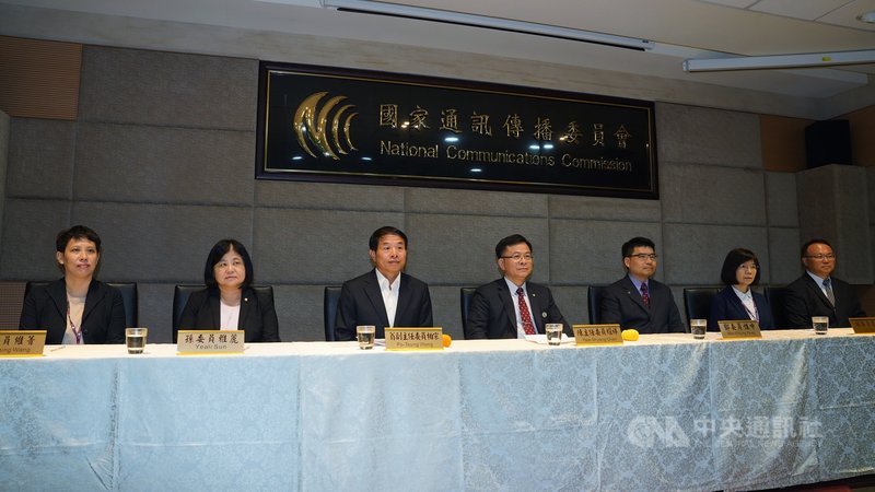 國家通訊傳播委員會(NCC)5日舉行擴大暨例行記者會,主委陳耀祥(中)率領副主委翁柏宗(左3)、委員王維菁(左起)、孫雅麗、蕭祈宏(右起)、林麗雲及鄧惟中出席,接受媒體提問。中央社記者徐肇昌攝 109年8月5日