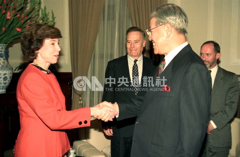 1992年時任總統李登輝(前右)接見美國聯邦貿易代表署代表奚爾斯(左)。(中央社檔案照片)