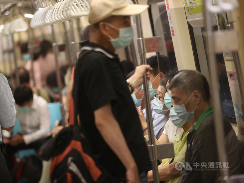 台北捷運6日表示,即日起搭乘捷運務必全程配戴口罩,經勸導不聽者,最高可開罰新台幣1萬5000元,並拒絕運送。中央社記者張新偉攝 109年8月6日