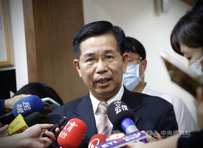 教育部長潘文忠6日受訪表示,維護境外生就學權益、協助儘速返台的政策目標沒有改變;針對陸生相關政策,會尊重兩岸事務主管機關意見,後續將審酌疫情發展,盡快設法讓所有境外生回台。中央社實習記者曾守一攝 109年8月6日