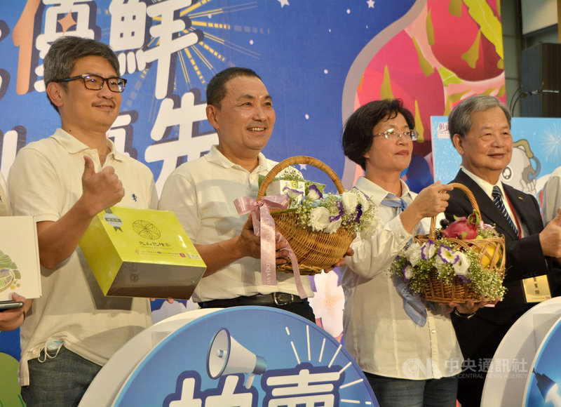 新北市長侯友宜(左2)6日與彰化縣長王惠美(右2)在新北簽署農業交流合作備忘錄,雙方將合作推動兩地農產與觀光。中央社記者黃旭昇新北市攝 109年8月6日