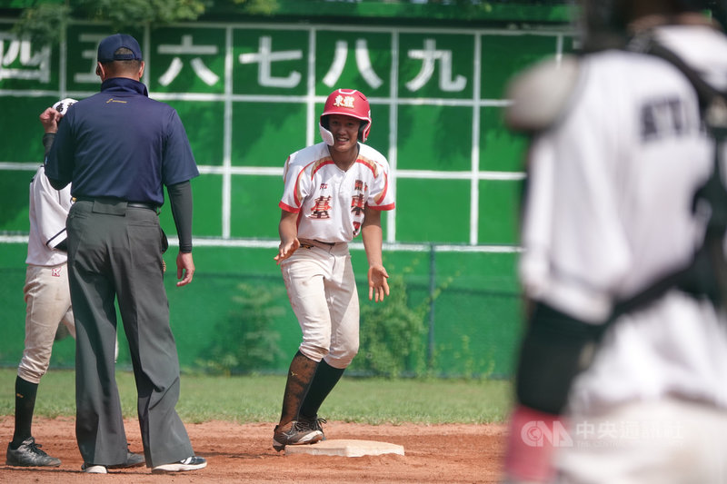 2020夢想大聯盟U15棒球邀請賽,台東體中6日第2戰與瑞穗國中交手,東體陽益政(中)投手丘上展現霸氣,投5局無失分,打擊也有2安3打點好表現,助隊晉級。中央社記者謝靜雯攝 109年8月6日