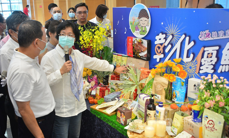 新北市長侯友宜(前左)6日與彰化縣長王惠美(前右)6日簽署農業交流合作備忘錄,王惠美並且向侯友宜介紹彰化縣農特產品。中央社記者黃旭昇新北市攝 109年8月6日