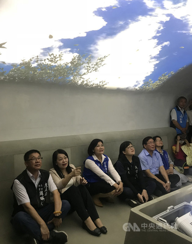 雲林縣政府利用虎尾鎮建國眷村現有防空洞內部廣闊空間,以新媒體科技及藝術打造人文、眷村、軍事戰備等地方故事與文化推廣的場域,雲林縣長張麗善(左3)6日前往體驗。中央社記者姜宜菁攝 109年8月6日