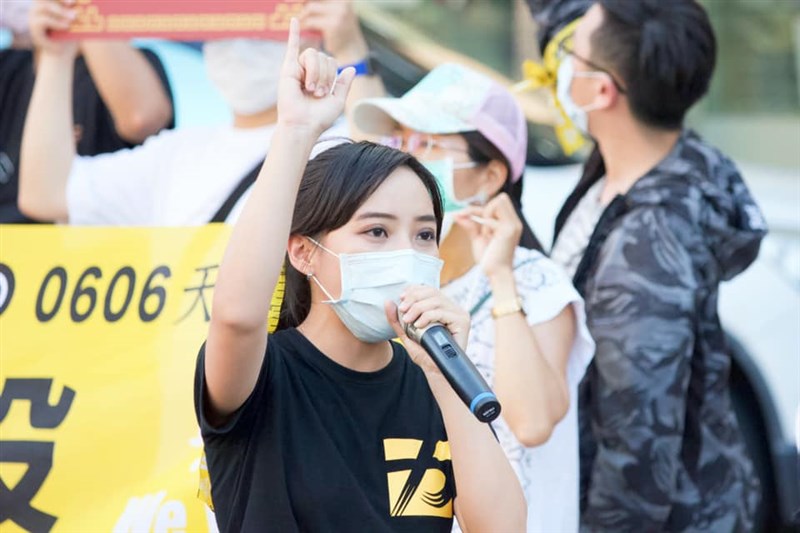 時代力量前主席徐永明涉貪致時力爆出走潮,高雄市議員黃捷(前)在第一時間被問到去留,6日她在臉書以「留下比離開更艱難」為題發文,表示決定留下,盼大家當她後盾。(圖取自facebook.com/FongshanHuangjie)