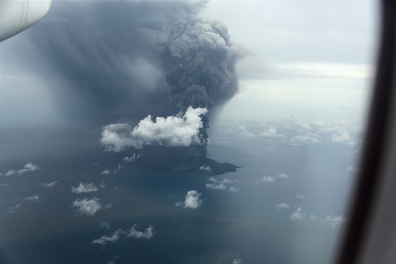 日本小笠原群島「西之島」噴發,火山灰近日飄到台灣東部。圖為7月20日日本海上保安廳拍攝西之島火山活動照片。(圖取自日本海上保安廳網頁www1.kaiho.mlit.go.jp)