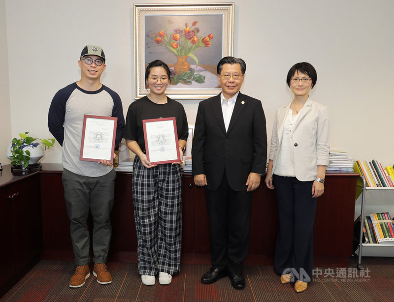 駐新加坡代表處7日舉行台灣獎學金頒獎典禮,新加坡學子卓俞翔(左1)與連緯霖(左2)將分赴台南藝術大學與世新大學就讀。中央社記者黃自強新加坡攝 109年8月7日