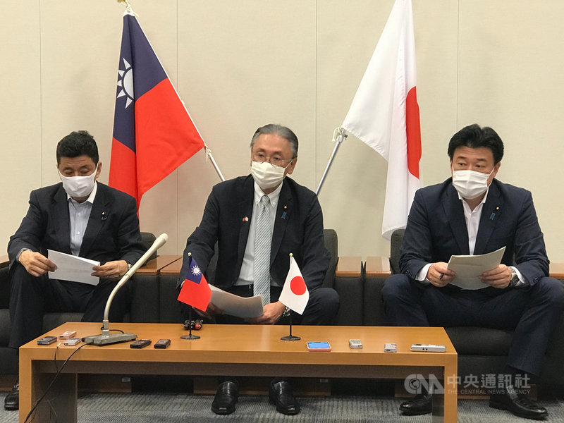 前總統李登輝7月30日辭世,享耆壽98歲。日本國會議員9日將組團來台弔唁,並於當天來回。圖左至右為首相安倍晉三的胞弟眾議員岸信夫、古屋圭司及木原稔。中央社記者楊明珠東京攝 109年8月7日