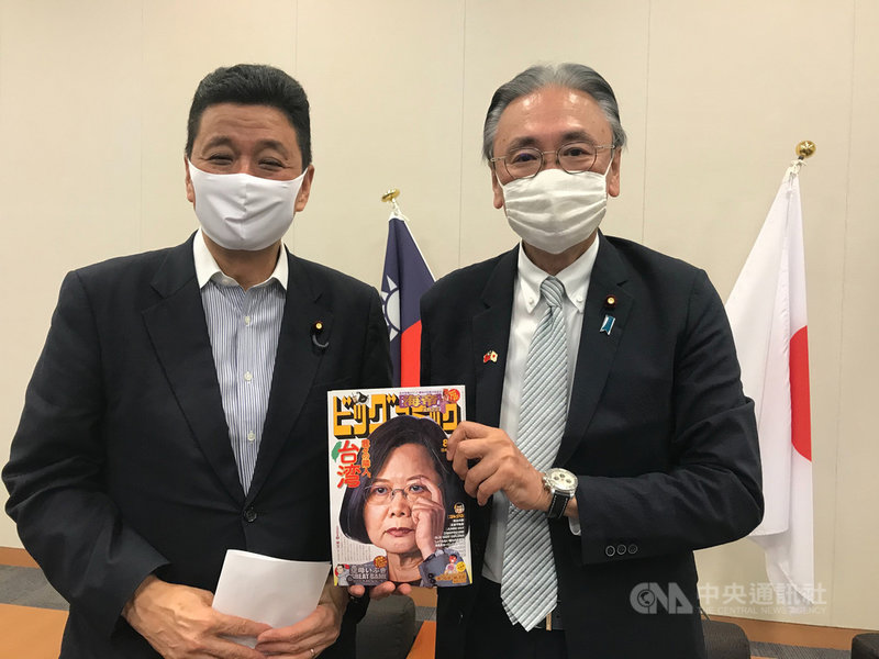 日本首相安倍晉三胞弟眾議員岸信夫(左)、自由民主黨眾議員古屋圭司7日拿著以蔡英文總統為封面的漫畫周刊給媒體拍照。中央社記者楊明珠東京攝 109年8月7日