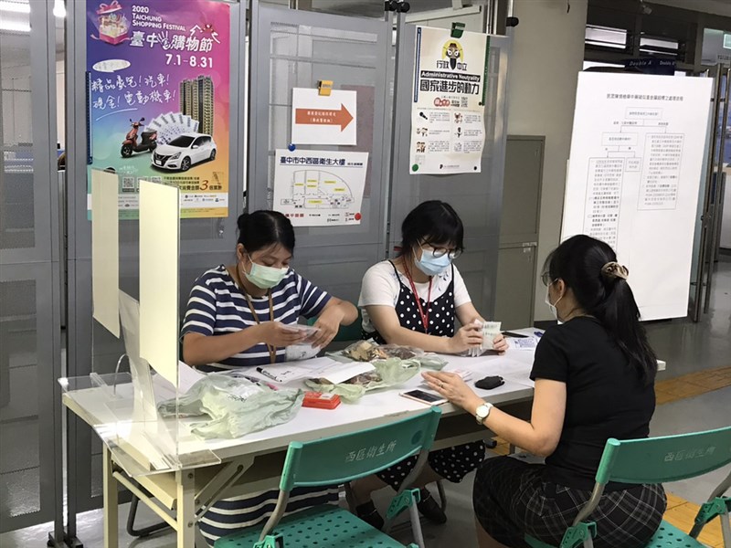 中藥粉重金屬超標案情如滾雪球般越來越大,台中市衛生局7日表示,截至6日已有60人前往市府指定醫院檢查,血中鉛含量超標有12人,另有165件中藥檢體送驗。(台中市衛生局提供)中央社記者趙麗妍傳真 109年8月7日