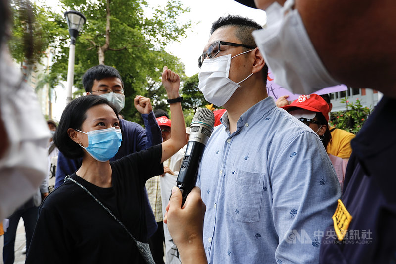 由民間人士組成的「境外生權益小組」7日到教育部陳情,呼籲政府一視同仁,專案補助境外生防疫費用,政治考量不應剝奪學生就學權益。教育部技職司副參事廖高賢(右)出面回應。中央社實習記者曾守一攝 109年8月7日