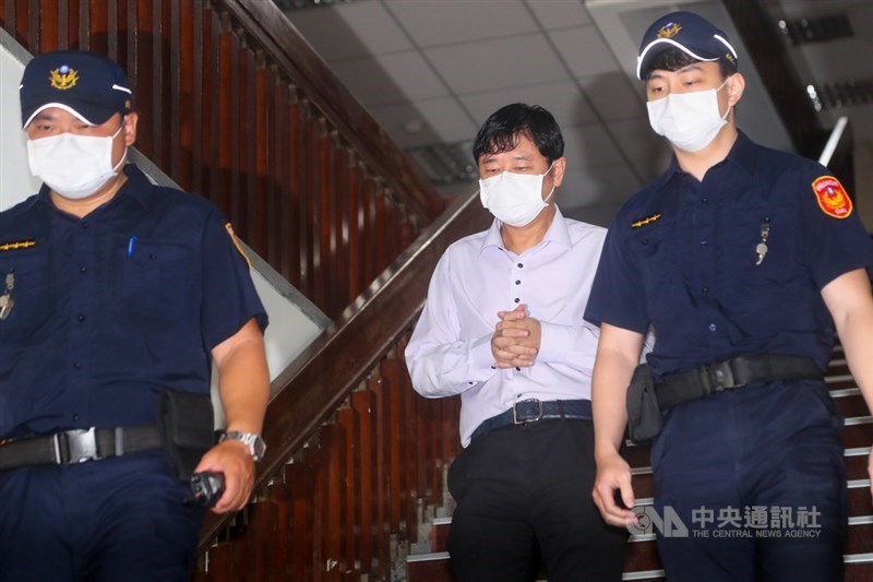 無黨籍立委趙正宇(中)涉嫌收賄護航殯葬業者案,高院7日晚間撤銷趙正宇交保裁定,發回北院更裁。(中央社檔案照片)