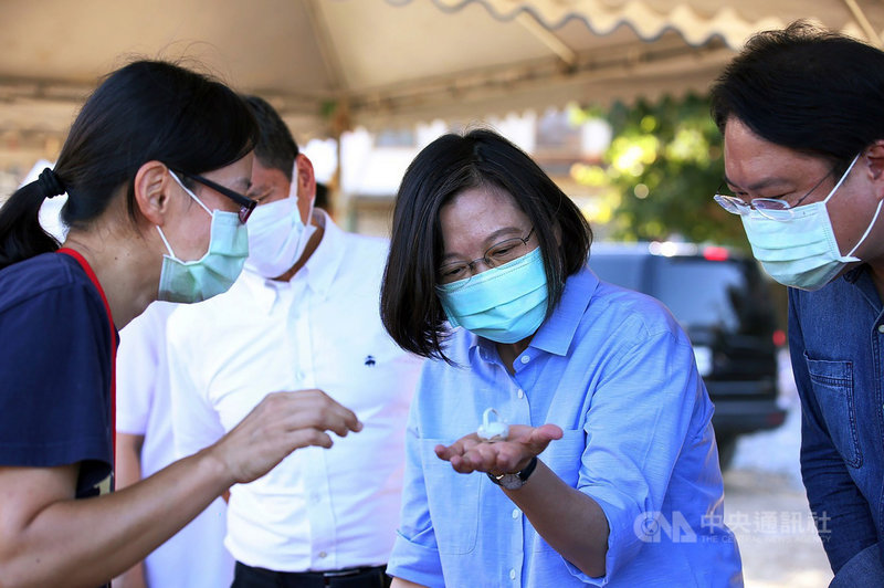 為視察近年考古成效,總統蔡英文(右2)7日下午前往基隆和平島考古遺址參訪,基隆市長林右昌(右)陪同,蔡總統說,她認同林右昌所說的「和平島是台灣的寶藏島」。(基隆市政府提供)中央社記者沈如峰基隆傳真 109年8月7日