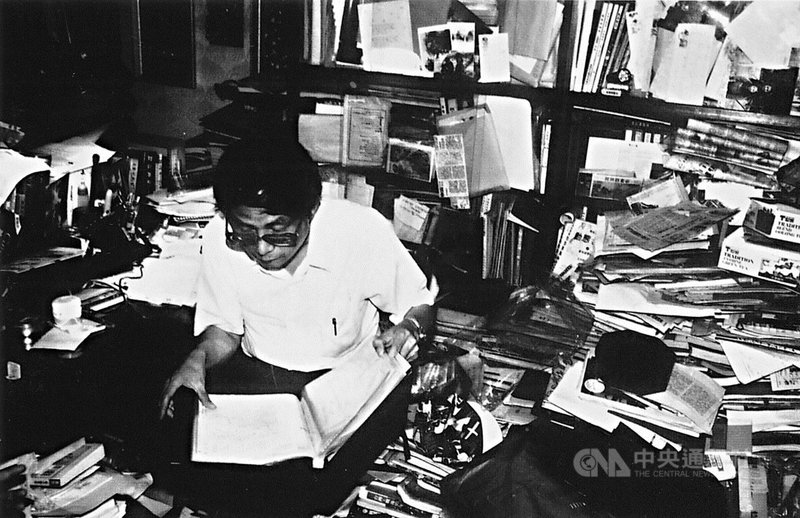 文化部指出,台灣文史專家莊永明蒐藏廣博、豐富的台灣史料,也投身於台灣土地記憶、人民生活的研究保存,長期不遺餘力地透過策展、講座與老街導覽等方式,推廣台灣文史,其展現的台灣精神,將成為後世典範。(遠流出版社提供)中央社 109年8月7日