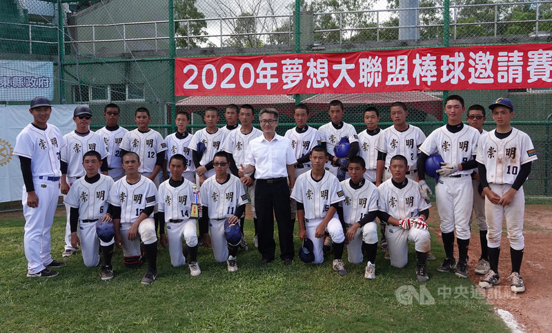 2020夢想大聯盟棒球邀請賽,台南崇明國中(圖)7日在4強賽與高雄忠孝國中交手,崇明終場以3比6吞敗,拿下季軍。中央社記者謝靜雯攝 109年8月7日