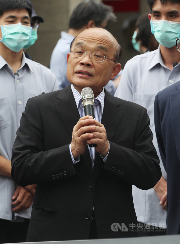 台灣開放境外生來台但排除中國大陸學位生惹議,行政院長蘇貞昌(中)7日表示,政府機關做事都有共同原則,政府一體,最高目的就是要保護國人健康。中央社記者裴禛攝 109年8月7日
