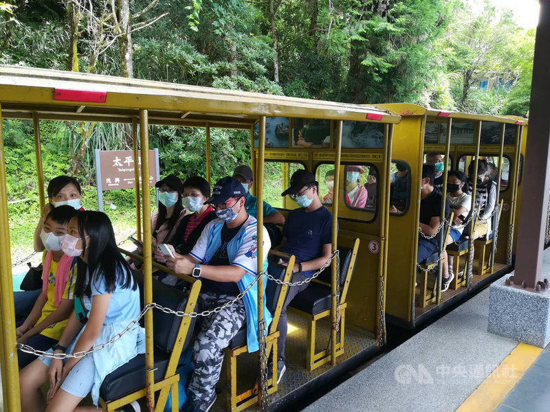 宜蘭太平山國家森林遊樂區8日吸引大批遊客上山避暑，遊憩設施蹦蹦車班班客滿，搭乘民眾須戴口罩防疫。（林務局羅東林管處提供）中央社記者沈如峰宜蘭縣傳真　109年8月8日