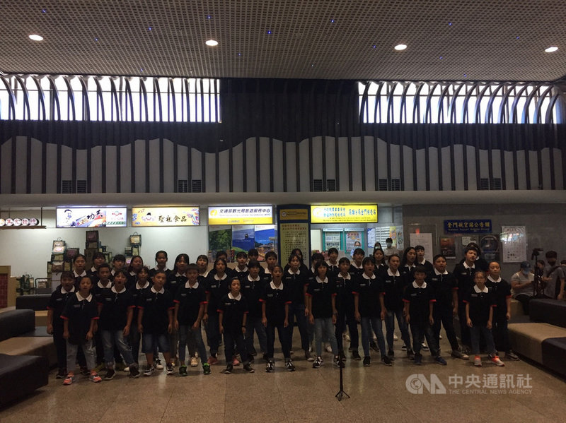 台灣原聲童聲合唱團8日在金門獻唱，一下飛機就先在尚義機場快閃演出，不少民眾和旅客趕忙拿起手機搶拍，捕捉這個難得的小確幸。（台灣原聲童聲合唱團提供）中央社記者黃慧敏傳真　109年8月8日