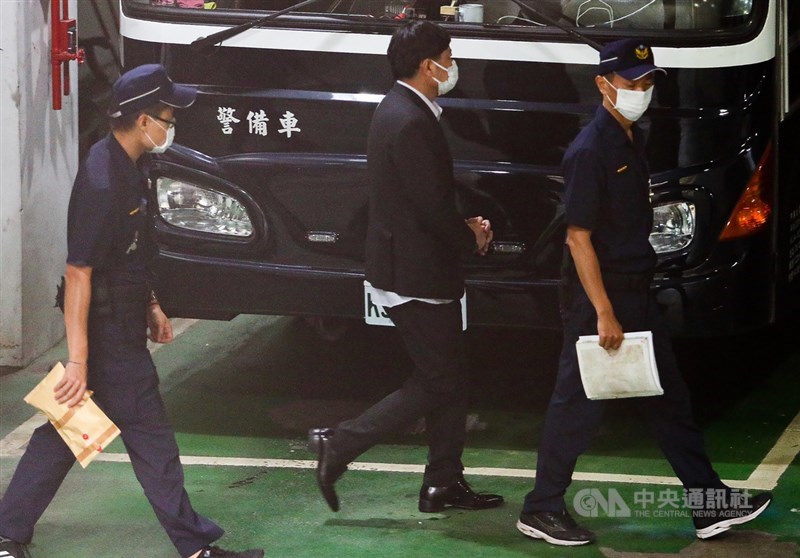 台北地檢署偵辦立委涉收賄案,不服無黨籍立委趙正宇(中)獲台北地方法院裁定交保,提起抗告,高院7日發回更裁。北院8日上午再度開庭,下午改裁定趙正宇羈押禁見,隨後趙正宇在員警戒護下步上囚車。中央社記者王騰毅攝 109年8月8日