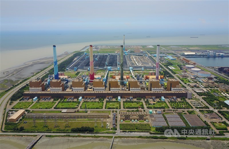 行政院22日核定台中電廠燃氣機組特建許可,經濟部長王美花表示,兩部新增燃氣機組將不需要進行都審,其中一部力拚2025年上線。(中央社檔案照片)