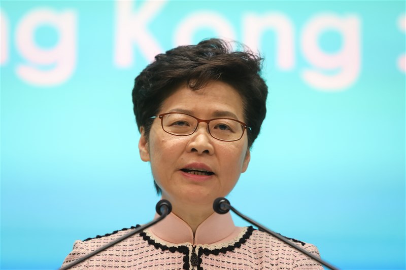 香港行政長官林鄭月娥15日被問到是否參選連任時說，不排除任何可能性。（中新社）